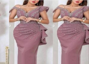 2022 Sexy stoffig roze Arabisch Dubai prom jurken off schouder zilveren kristallen kralen cap mouwen plus size feest avondjurken dragen sh2751586