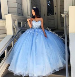 2022 Sky Blue Simple Sexy Lace Quinceanera prom jurken Sweetheart Garned Handgemaakte bloemen Tule avondfeest Zoet 16 jurk B0721