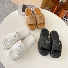 2023 Zapatillas de diseñador de lujo Hebilla triangular Alpargatas de paja de rafia Mujeres Sandalias de fondo grueso Resbalón en mulas Diapositivas señora Plataforma Cuñas Punta cuadrada Toboganes de piscina