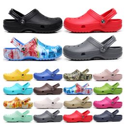 2022 slippers verstopt sandalen glijden op casual strand waterdichte schoenen zwart wit grijs rode mannen klassieke verpleegziekenhuis vrouwen slippers werken medisch