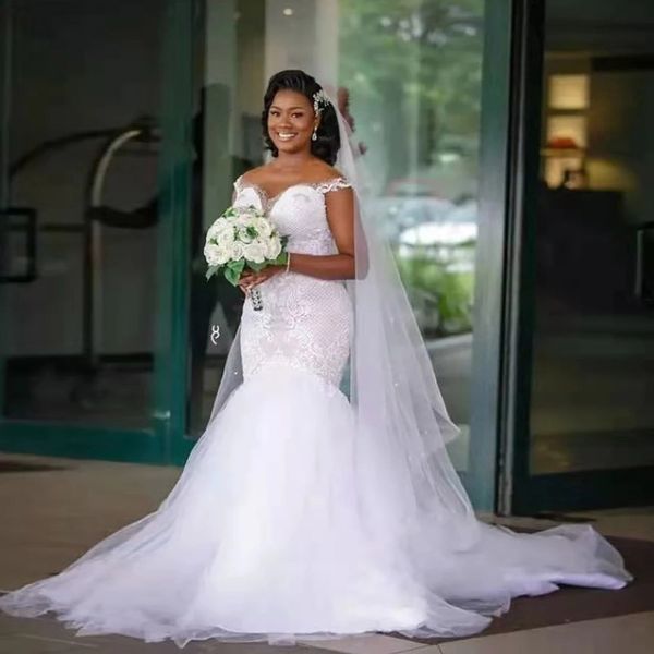 2022 Vestidos de novia de sirena sudafricanos para mujeres Ilusión sexy Botones sin espalda Vestidos de novia largos Apliques de encaje Tallas grandes Vestidos de Novia