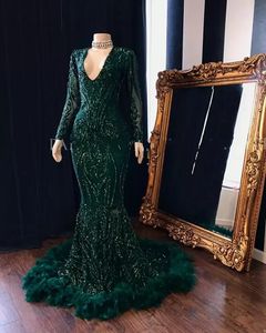 2022 Vestidos de fiesta elegantes y brillantes 2022 Sirena con cuello en V Manga larga Vestido de noche de plumas de niña negra africana con encaje de lentejuelas verde esmeralda