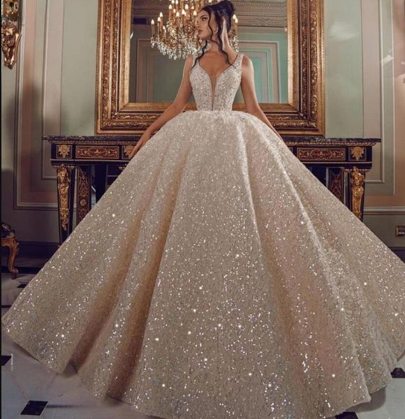2022 Robes de mariée de robe de bal de luxe scintillantes Dubai Church V cou perles cristal appliqué robes de mariée balayage train robes de princesse 0422
