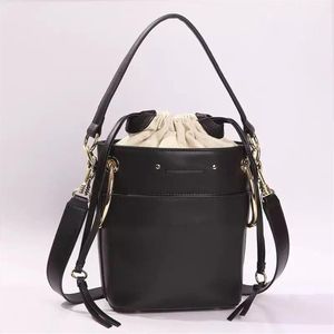 2022 Deporte al aire libre Vintage Cuero genuino Mujeres Bolsas de cubo Diseño simple Samll Bolso Cordón Tote Hombro Crossbody Drew C2282