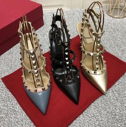 Classics V Rivets Sandales Chaussures de mariage à talons hauts 6 cm 8 cm 10 cm Talons fins pointus Rouge Noir Cuir verni brillant Motif Lichee doré Sandale pour femme avec sac à poussière 34-44