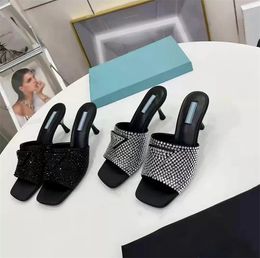 2022 Primavera Nuevas zapatillas de diamantes de cristal Logotipo triangular icónico Cabeza cuadrada Zapatos de mujer de tacón alto Diseñadores Sandalias de playa con diamantes de imitación de perlas sexy para mujer Tamaño 35-42