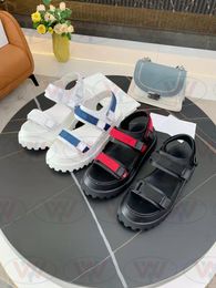 2022 Primavera / Verano Diseñadores de lujo Sandalias Sandalias de lujo Sandalia de fondo plano Zapatos romanos Cuero Dos correas Tamaño 35-40 con caja de marca