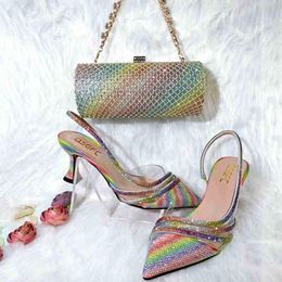 2022 Stiletto puntige QSGFC Design Rainbow Color Simple Ladies en Bag Friend Party Shoes met tas T220730 541