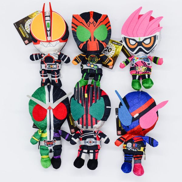 Muñecas Animales de peluche Venta al por mayor 18 cm Japonés Heisei Kamen Rider 20 años de peluche de juguete recuerdo muñeca bolsa colgante sentado posición colgante