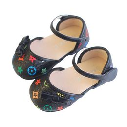 2022 Été Bébé Enfants Sandale Chaussures Imprimé PU Arc Filles Cheville-Wrap Prewalker Mode Princesse En Cuir Antidérapant Infantile Marche Pantoufles Baskets Mignon Chaussure T38FXU8