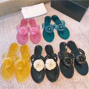 Moda de verano Zapatillas de flores de camelia Diseño de marca Letra C Sandalias de tanga de gelatina transparente Chanclas Sandalias de playa transparentes Pisos Piscina para mujer Diapositivas mulas