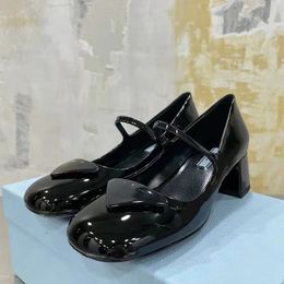 2022 Zomer Nieuwe Designer Women Dress Shoes Triangle Dikke hakpompen All-Match Princess Style Middle Heel Leather Dunne schoenen