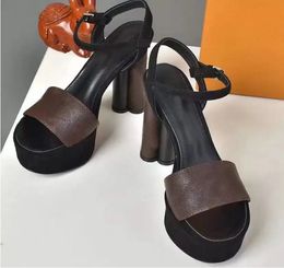 2022 Sandales d'été Leste à fond épaisse pour femmes hautes hautes Chaussures pour femmes en cuir Chaussures de boucle metal de boucle rouge Chaussures de mariage pour femmes 35-42
