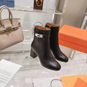 2022 Superior kwaliteit luxe ontwerpers vrouwen half laarzen gemengde kleur wollen vierkant tenen rainboots dikke hakken platform schoenen combatsuper dame's laarzen