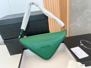 2022 Top kwaliteit Tassen Vrouwen Luxe Designer Tote Nylon Dames Effen Kleur Schoudertas crossbody driehoek tas mannen Handtas Tas stijl handtassen mode