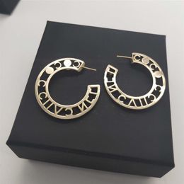 2022 Charme de qualité supérieure Dangle petite boucle d'oreille de forme ronde avec des mots de conception creux perles de perles de diamant pour les femmes bijoux de mariage2375