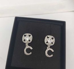 2022 Boucles d'oreilles en forme de goutte de charme de qualité supérieure avec des perles de cristal noir et blanc pour les femmes cadeau de bijoux de mariage ont le timbre de la boîte en plaqué argent PS7469