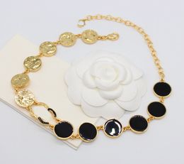 Collier pendentif ras du cou à breloques de qualité de luxe, avec design de couleur noire, plaqué or 18 carats, avec boîte à timbres, PS3539A, 2024