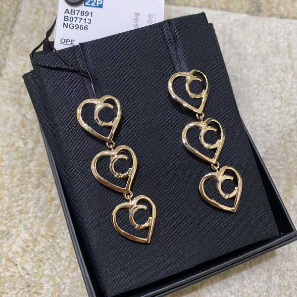 2022 Charme de qualité supérieure une petite boucle d'oreille en forme de coeur et trois coeurs en plaqué or 18 carats pour les femmes cadeau de bijoux de mariage ont le timbre de la boîte PS7190