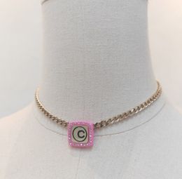 2022 Collier pendentif à breloque de qualité supérieure avec diamant et design de couleur pour femmes, bijoux de fiançailles, cadeau avec tampon de boîte PS4143A