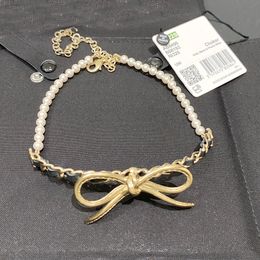 2022 Hochwertige Charm-Anhänger-Halskette mit natürlichen Muschelperlen und schwarzem Echtleder für Damen-Verlobungsschmuck in 18 Karat vergoldet P4194A