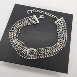2022 Collar colgante de encanto de calidad superior con diseño de gargantilla de cuentas de seis capas en color platino plateado para mujeres Regalo de joyería de boda 1942
