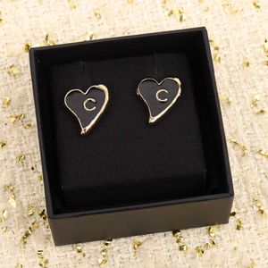 2022 Collier pendentif charme de qualité supérieure avec couleur noire en forme de coeur de boucle d'oreille plaquée or 18 carats pour les femmes de mariage ont un timbre de boîte PS7304