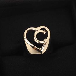 2022 Anillo de banda de punk de encanto de alta calidad en un diseño hueco chapado de oro de 18 km para mujeres Joyería de boda Regalo tiene un sello de caja PS7305273P