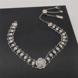 2022 Bracelet de charme punk de qualité supérieure et collier pendentif avec des diamants en forme de fleurs pour les femmes cadeau de bijoux de mariage ont une boîte stamp344w