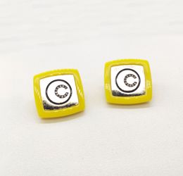 2022 Pendiente de botón de forma cuadrada con encanto de calidad superior con diseño de color blanco y amarillo diamante brillante en chapado en oro de 18k con sello de caja PS4043