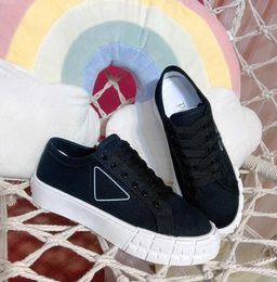 2022 chaussures de marque Luxurys de qualité supérieure pour femmes chaussures de sport décontractées en toile blanche noire chaussures de course roses et bleues avec semelles crantées