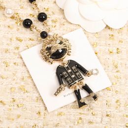 2022 collier pendentif de qualité supérieure avec couleur émail noir et perles de coquillages nature longue chaîne de chandail pour les femmes cadeau de bijoux de mariage ont le timbre de la boîte PS7636