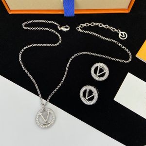 Top Kwaliteit Vrouwen Designer Stud Volledige Diamanten Luxe Holle Brief Ketting Mode Armbanden Paar Oorbellen Voor Lady Sets