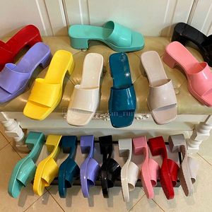 Jelly Sandal Designer Slippers Mujer Candy Colors Zapatos de tacón alto Zapatillas de fondo grueso Plataforma Sandalias de goma Fashion Lady Mocasines Open Toe Flat