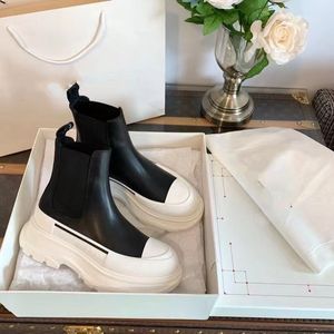 2022 TOP Femmes Bottes Bee Classic Cuir Designer Semelle épaisse Desert Martin White Star Trail Taille de chaussure courte 35-40 mkjkkk0000004