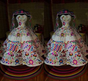 2023 Traditinale Mexicaanse jurken Quinceanera voor vrouwen vintage geborduurde strapless satijnen satijn sweet 16 jurk charro corset terug
