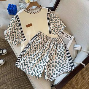 2023 Tendencia High Street Fashion para mujer Trajes de celebridades Temperamento de manga corta Camiseta Mujeres Pantalones cortos de verano Vacaciones Ropa casual Conjunto de dos piezas Mujeres