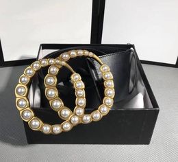 2022 Tendencias Cinturones de perlas Diseño de lujo Mujer Carta Moda Aleación Cuero Suave doble Diamantes de imitación dorados hebilla jeans señoras Cinturón NEGRO tamaño