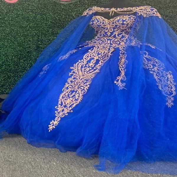 2022 Trendy Royal Blue Gold Stickerei Quinceanera Kleider Ballkleid mit Cape Robe Perlen Kristall Tüll Prinzessin Sweet 15 Charra 314v