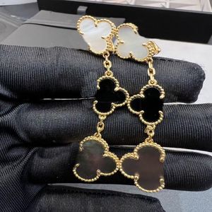 2022 V goud materiaal Topkwaliteit Charm clip oorbel met zwarte en grijze schelpkralen Drie bloemen voor vrouwen bruiloft sieraden cadeau h2545