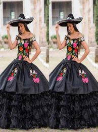 2022 Vintage Zwarte Quinceanera Jurken Charro Mexicaanse Geborduurde Ruches Satijn Organza Off-shoulder Baljurk Formele Avondjurken9349012