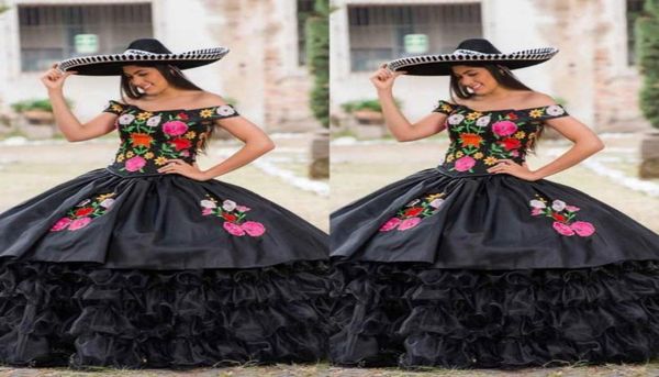 2022 Vintage Noir Quinceanera Robes Charro Mexicain Brodé Volants Satin Organza Hors Épaule Robe De Bal Soirée Formelle Dres4154091