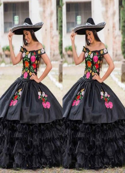 2022 Vestidos de quinceañera negros vintage Charro Mexicano Bordado Volantes Satén Organza Fuera del hombro Vestido de fiesta Vestidos de noche formales 4131113