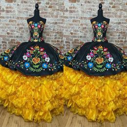 2022 Vestidos de quinceanera amarillo negro vintage flores de estilo mexicano volantes bordados con tirantes dulces 15 chicas charro 242V