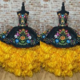 2022 Vestidos de quinceanera amarillo negro vintage Flores de estilo mexicano Bordidos volantes Cordas Sweet 15 Girls Charro 224K