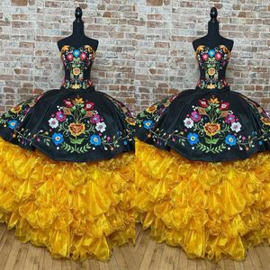 2022 Vintage Noir Jaune Quinceanera Robes Style Mexicain Fleurs Brodées Volants Sans Bretelles À Lacets Doux 15 Filles Charro273L