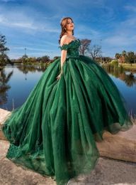 2022 Vintage Emerald Green Quinceanera Robes Appliques en dentelle Perles cristallines au large de l'épaule dentelle vers le haut