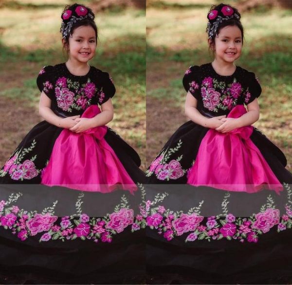 2022 Vestidos de quinceañera mexicanos vintage Mini niñas Apliques florales Vestido de fiesta Cinturón negro Púrpura Vestido de niña de flores F7510350