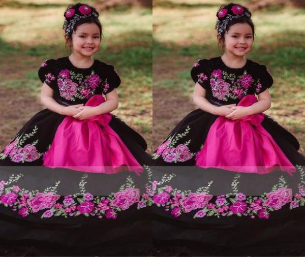 2022 Vestidos de quinceañera mexicanos vintage Mini niñas Apliques florales Vestido de fiesta Cinturón púrpura negro Vestido de niña de flores F7437325