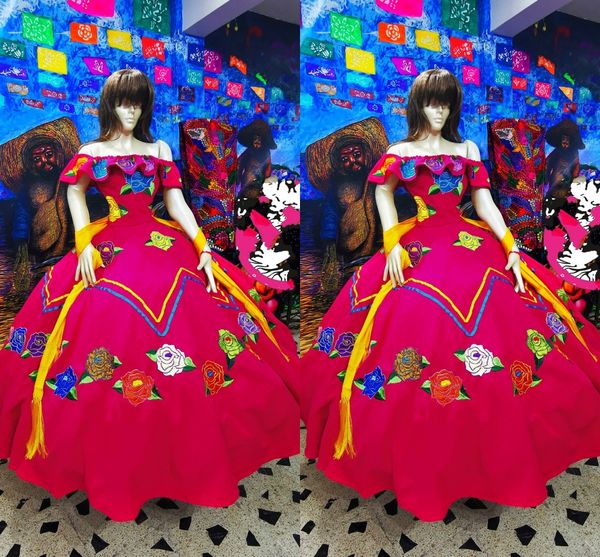 2022 Flores rosas vintage Vestidos de quinceañera bordados Fiesta formal Fuera del hombro Satén Dulce 16 Vestido Vestidos de noche Sin cinturón amarillo